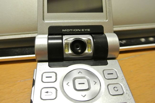 [手機回顧] 旋轉式鏡頭相機 Sony Ericsson Z800i就有