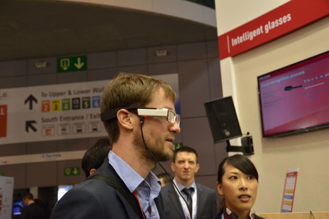 日本 NTT DoCoMo 展出人臉辨識智慧型眼鏡