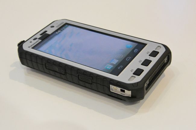Panasonic 5in Toughpad 超厚軍用手機 六月問世！