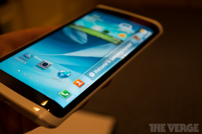 可撓式螢幕手機CES現身 Samsung OLED新應用