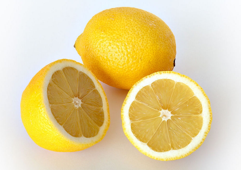 幫助檸檬擠出更多的檸檬汁 一起這樣做！