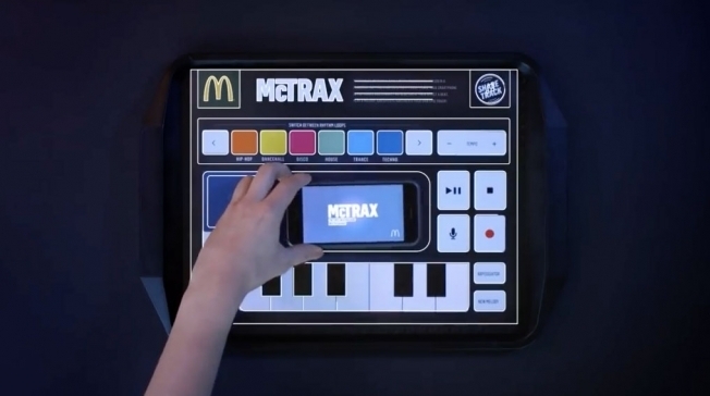 麥當勞一圓你的DJ夢！將科技托盤墊紙 化作DJ唱盤