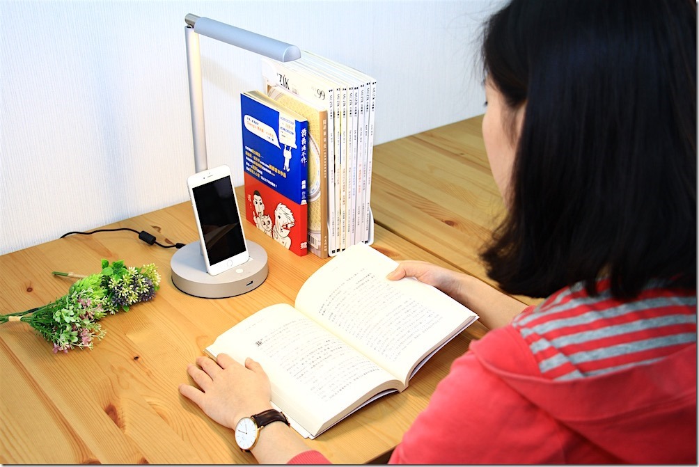 滑手機、看書必備 tLight S3 LED 檯燈手機充電座！