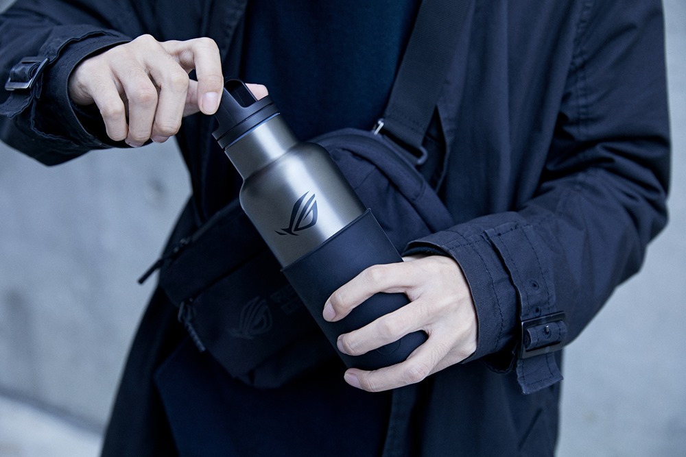 全新ROG x HYDY不鏽鋼保溫水瓶真空保溫效果最高可達12小時、保冷24小時,讓玩家們可隨時隨地展現ROG潮電競風格。 全新ROG x HYDY不鏽鋼保溫水瓶真空保溫效果最高可達12小時、保冷24小時,讓玩家們可隨時隨地展現ROG潮電競風格。