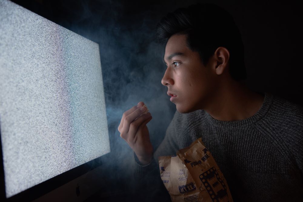man-eating-chips-while-watching-tv-3571503.jpg