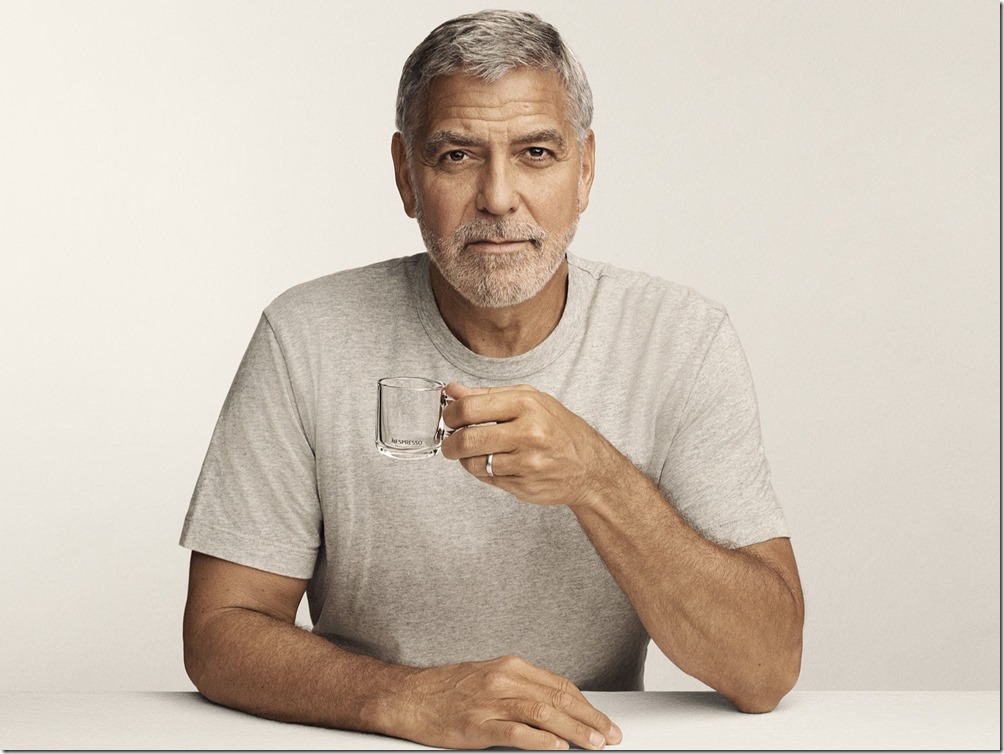 新聞照片1：Nespresso品牌大使喬治克隆尼手持空杯，希望在國際咖啡日這天邀請大眾一起關注氣候變遷對咖啡產地的影響。