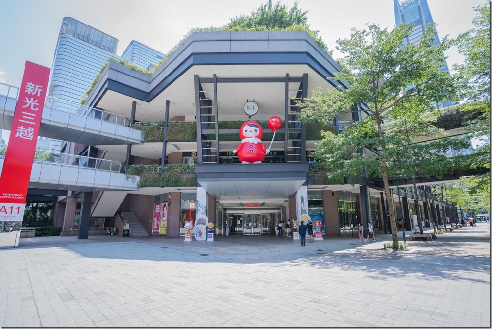 新光三越A11北大門展出高達五米的PUCKY浮空氣球，吸引不少民眾進入一探究竟。