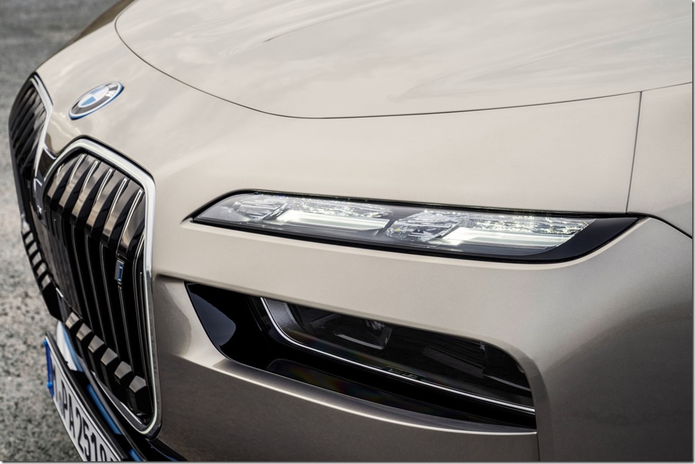 [新聞照片二] 全新的BMW飾光水箱護罩與SWAROVSKI水晶鑲嵌光型變化智慧LED頭燈，結合有如心跳般節奏律動的「HEARTBEAT」方向燈設計，為全新世代7系列帶來栩栩如生的靈動樣貌