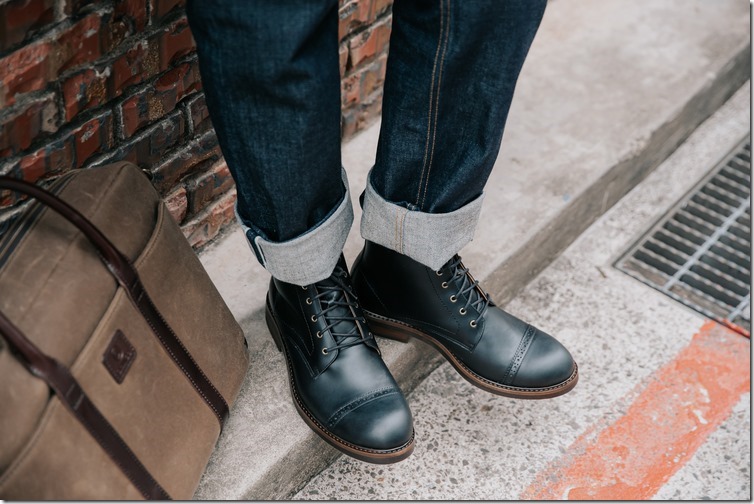 圖3-高筒靴最基本就是搭配直筒牛仔褲，加上褲管反折製造下半身的修長視覺感。 (1)