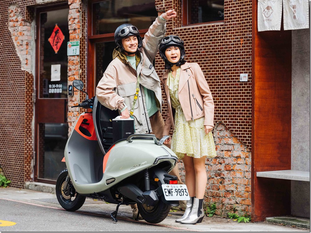 6. Ionex i-One Air綠牌電動車以時尚外型、輕巧車身獲市場好評，極速50公里的充沛動能更是超出消費者對綠牌電動車的期待，不僅是最佳比例，更是消費者入主電車的最佳選擇！