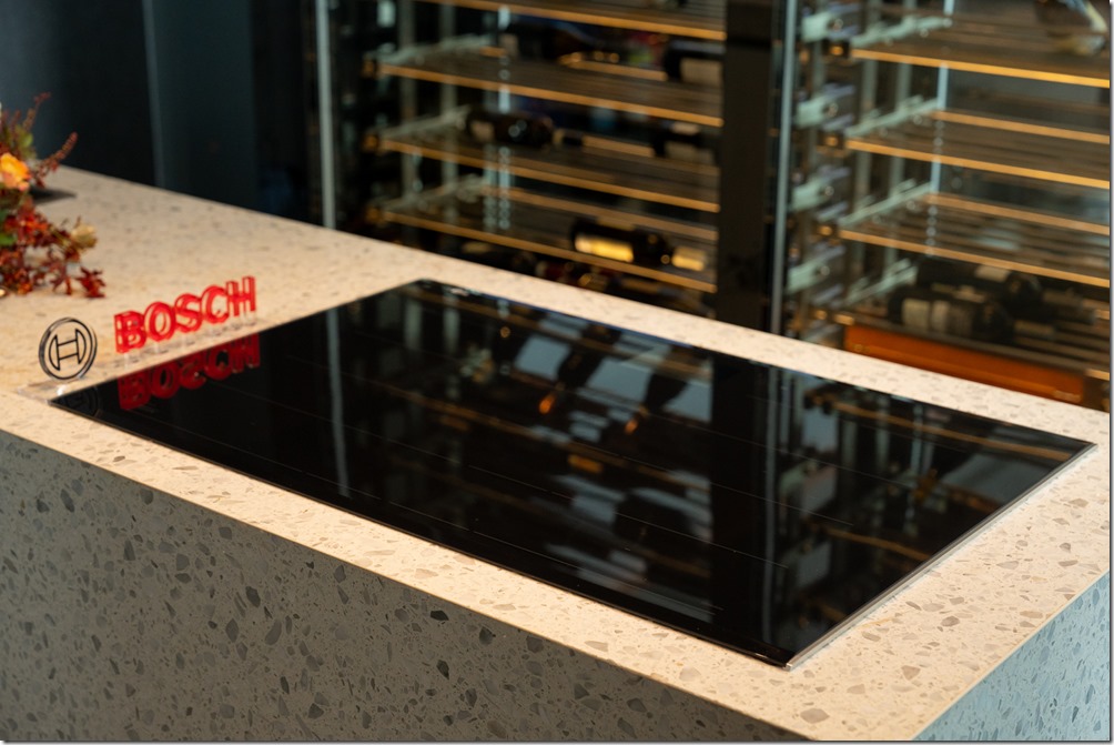 BOSCH Flex IH智慧感應爐擁有「瞬間效能」、「精準溫控」、「彈性烹飪」三大核心性能，在設計細節上完美達到主廚的專業料理需求