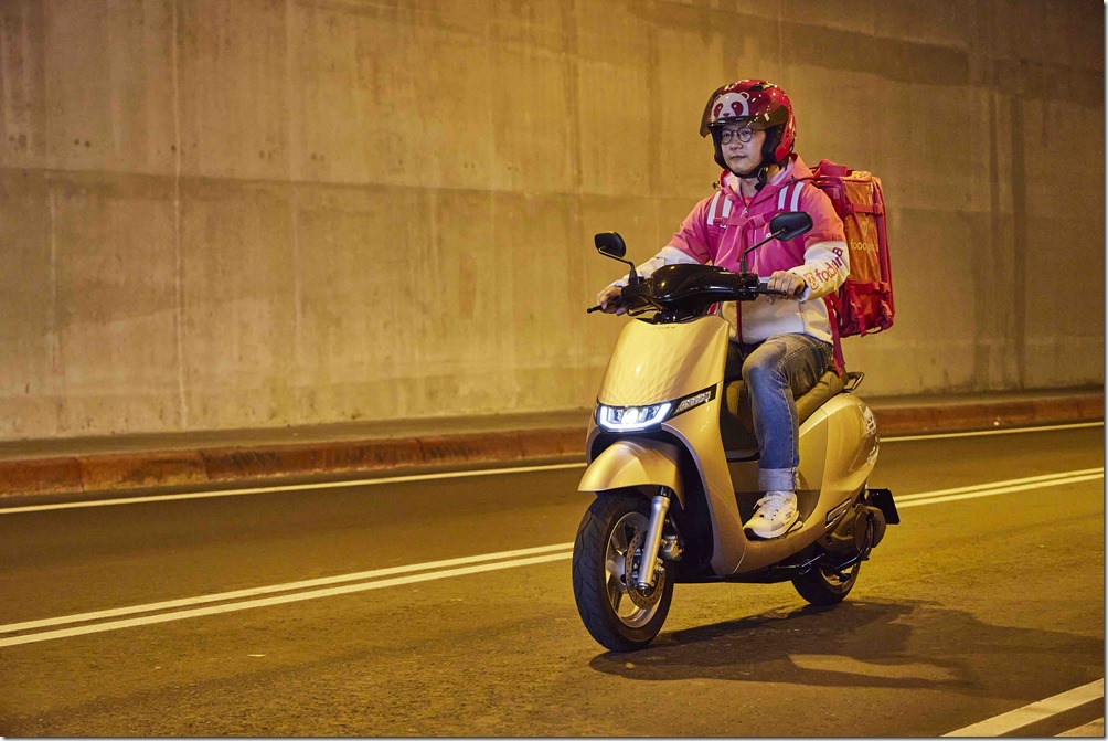 Ionex 光陽電動車體貼外送夥伴整日在外奔波，特別提出最低70元的超值月租方案及92折購車優惠專案，讓騎士們大幅減少初始的購車成本；更貼心提供定期免費維修保養服務，守護外送夥伴的騎乘安全。