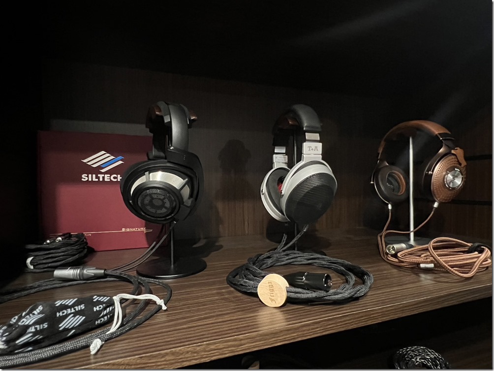 疫情期間居家辦公,家庭成員得顧慮可能會彼此干擾,耳機需求量大幅提升,萬元以上的耳機銷量因而成長。 疫情期間居家辦公,家庭成員得顧慮可能會彼此干擾,耳機需求量大幅提升,萬元以上的耳機銷量因而成長。