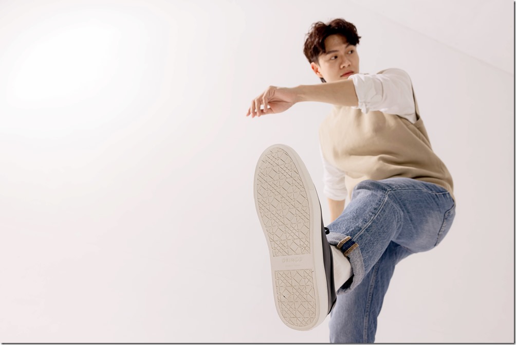 1-林果良品以台灣傳統建築窗花為靈感，製作充滿「台味」的休閒鞋橡膠大底。