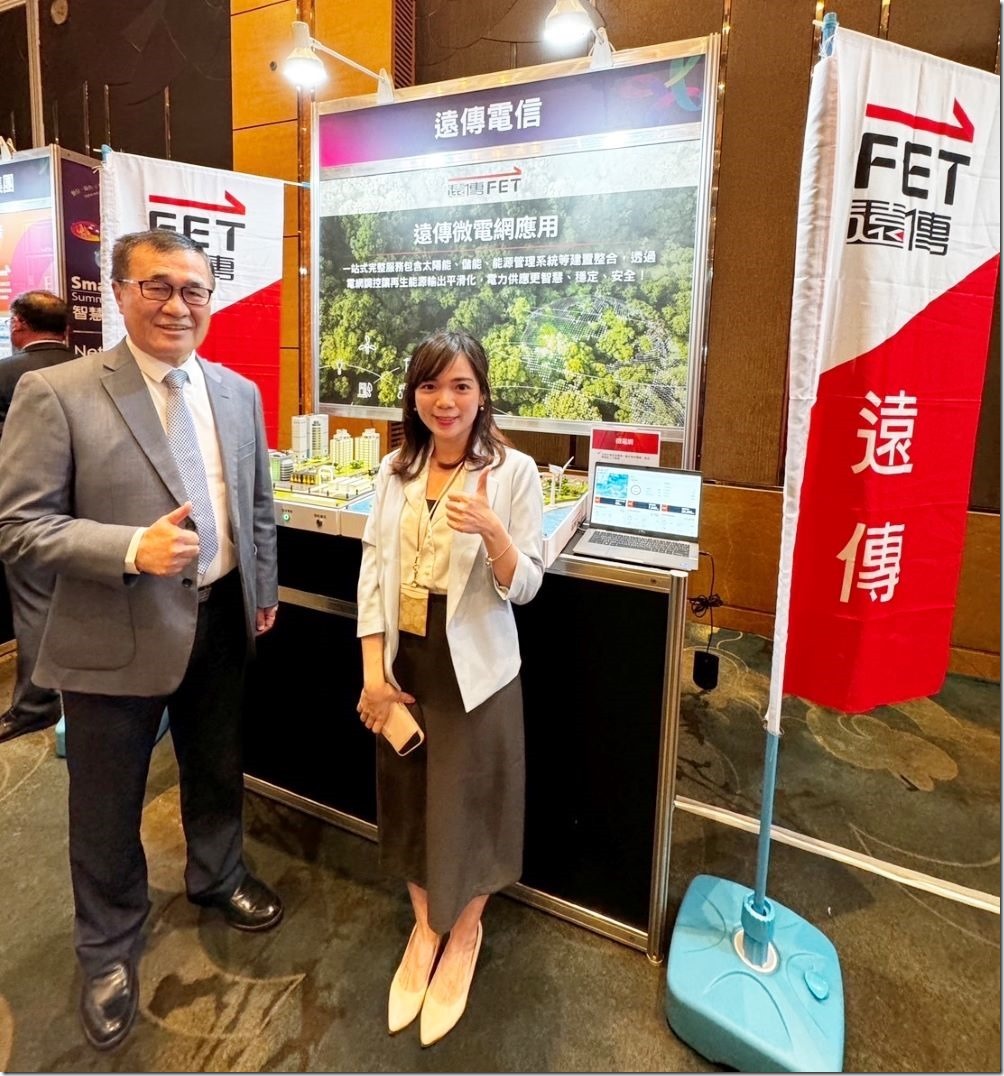 台北市副市長李四川（左）參觀遠傳展出的應用。