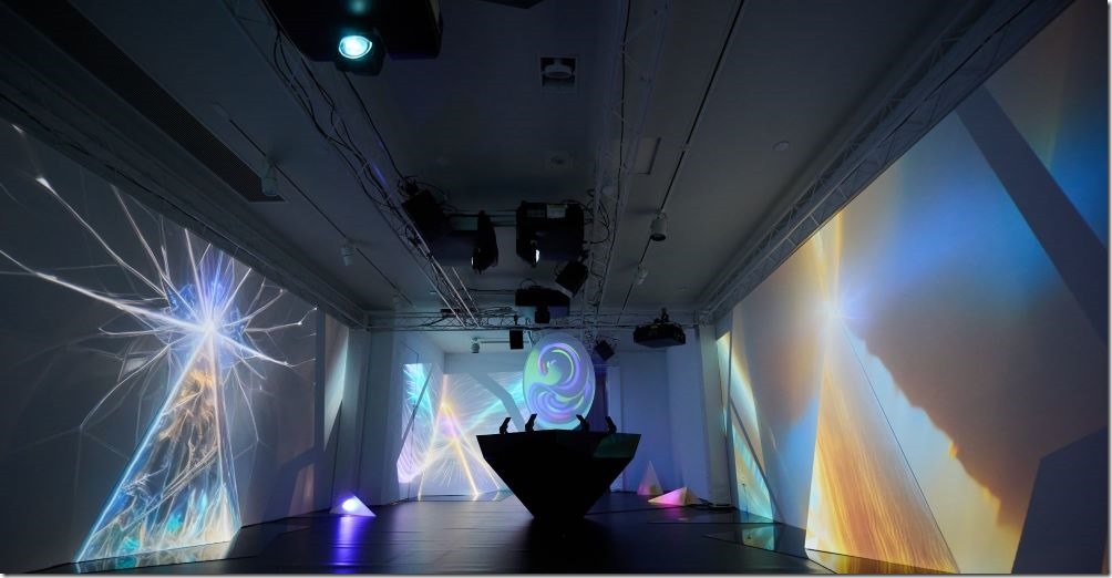 4. 「THE PRISM」是一個設計用來探索光、色彩和想像力多元宇宙的空間，每次最多可以容納 3 位體驗者，確保隱私且充滿沈浸感的體驗，在各種稜鏡與塊壘的堆疊之下，親身感受並探索光、色彩和想像力的多元宇宙。 (1)