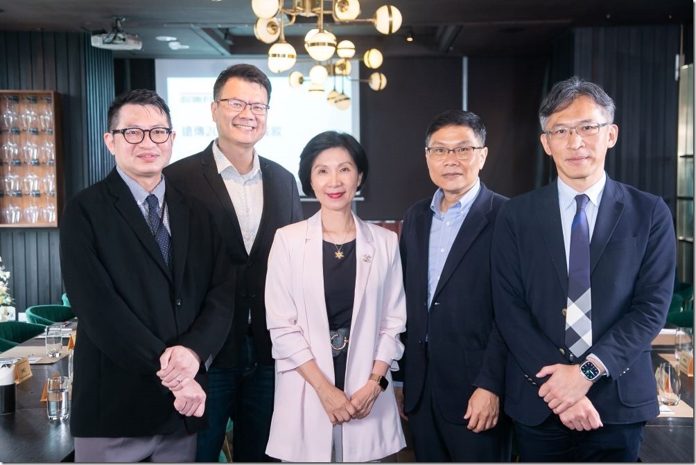 圖、遠傳總經理井琪(右三)、個人家庭事業群數位服務資深副總朱承恩(右2)、個人家庭事業群電信業務資深副總趙億南(右1)、數位娛樂營運長蔡俊榮(左2)、投資人關係與投資事業處資深協理賴晴風(左1)