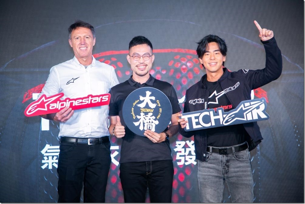 (左至右)Alpinestars義大利總部CEO Gabriele Mazzarolo、台灣總代理大橋新星負責人Mike謝岷澔、柯有倫，今出席Tech-Air®科技氣囊衣發表會。