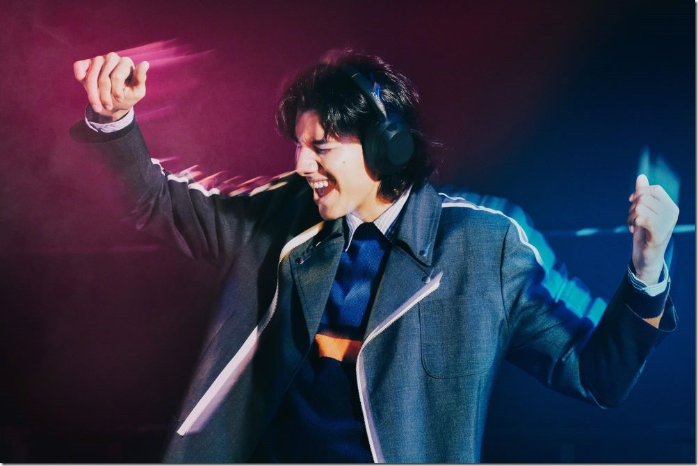 圖 2) WH-ULT900N ULT搭載專用驅動單體和整合處理器 V1，大幅提升飽滿的中低音頻傳遞震撼音效。 (1)