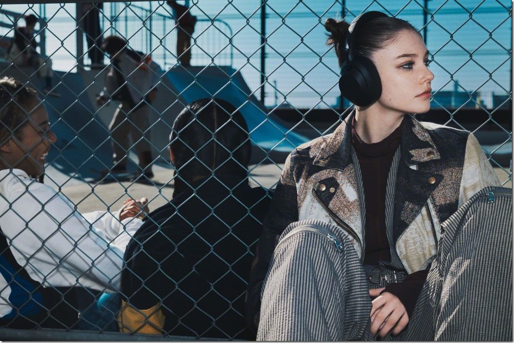 圖 4) WH-ULT900N流線簡約的時尚機身共有黑、米白、森林灰三色，以質感設計不搶鏡地輕鬆融入每日穿搭。 (1)