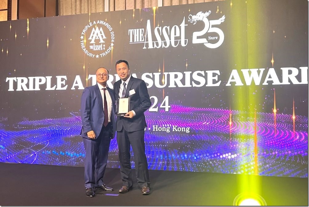 伊雲谷集團香港區經理郭思宗(右)與渣打銀行金融交易業務部董事總經理及香港、台灣及日本區區域主管安必杰 合影