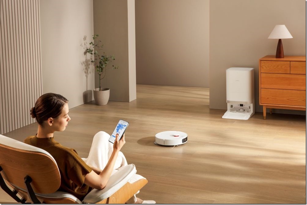 7. Xiaomi 掃拖機器人 X20 擁有智慧型基座，不再需要頻繁地清洗拖布或更換水箱，並搭載 S-Cross™ 廣域結構光障礙物迴避系統，和 LDS 雷射導航，不僅能達到公釐級別的迴避精準度，還能掃描居家環境。