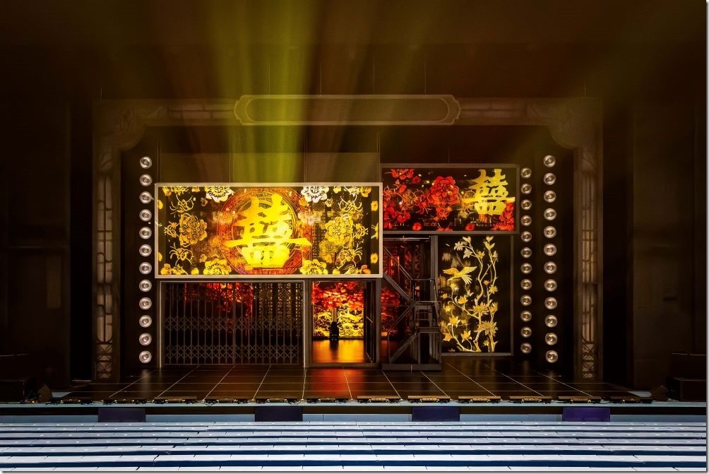 新聞圖片二：本次Epson與《囍宴 The Wedding Banquet 》音樂劇進行合作，使用EB-PQ2220B高階工程投影機，以投影結合原有布景，高解析畫面近眼看依舊清晰，為觀眾提供高沉浸感的體驗。