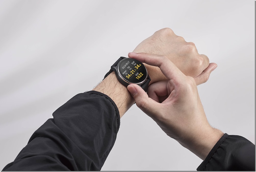 ASUS VivoWatch 6新增生物電阻抗BIA感測器，使用者只需將姆指與食指分別輕觸錶身及錶框，便可得知體脂、水份、骨骼肌、基礎代謝率等身體組成數據，體態管理更輕鬆好上手！