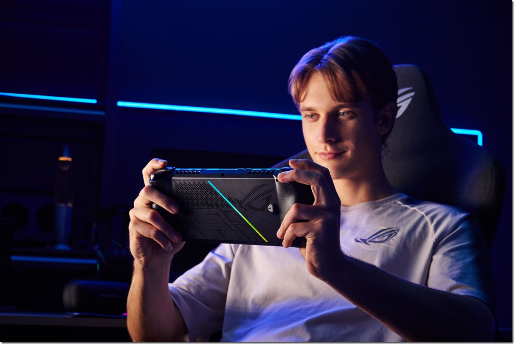 ROG Ally X方便玩家以任何姿勢，長時間舒適暢玩3A大作，持續突破電競掌機極限！