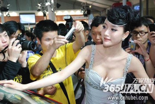 “黄T恤”不停用手机高角度偷拍车模胸部