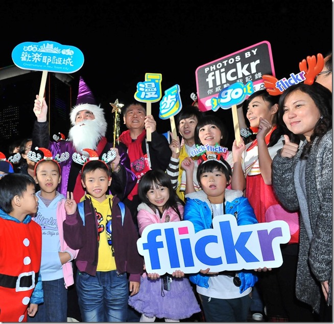 李副市長攜手Flickr小小攝影家樂樂和小佑，帶領大小朋友漫遊新北市歡樂耶誕城2(照片由Flickr提供)