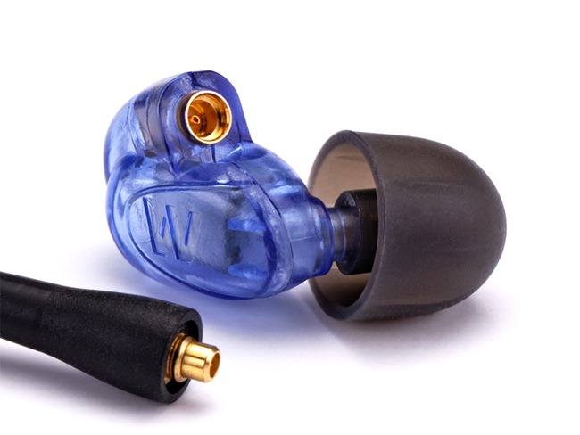 Westone UM Pro全系列監聽級耳機，全面採用分離式連接線的MMCX接頭設計，讓使用者可依聆聽喜好隨意更換或升級線材。圖中耳機型號為UM Pro 10監聽級耳機