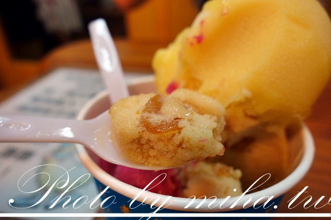 新北 ▌有夠便宜！到金山老街必吃：金山特有『焦糖地瓜冰淇淋』，三球只要＄３５