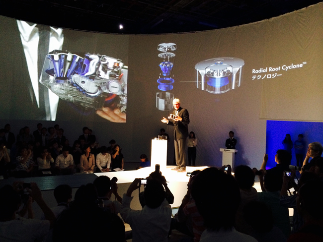 Dyson_360_Eye™_吸塵機器人採用專利多圓錐氣旋科技，能有效從空氣中分離出小至0.5微米的微塵