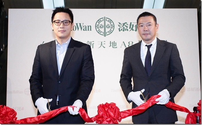 忕吉小吃執行長林晉頡(左)及新光三越吳昕陽執行副總(右)共同為添好運信義店於新光三越A8開幕剪綵(照片提供忕吉小吃)