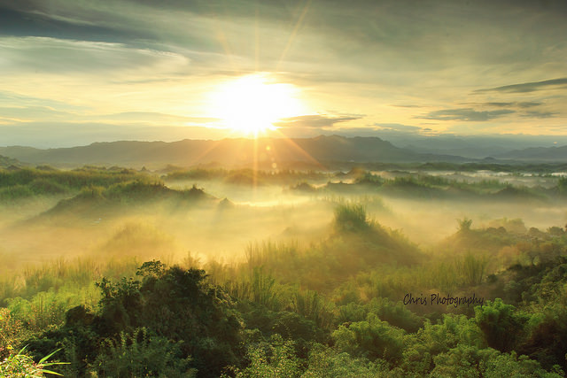 2.左鎮區二寮日出的流動霧氣凍結成如雲海一般的美景。(圖片來源：Chris Photography~ from Flickr)