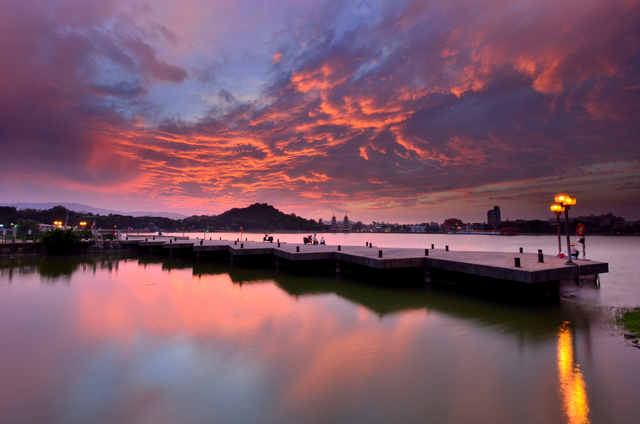 3.蓮池潭夕陽西下時，天色最美的剎那。(圖片來源：Stanley_ED from Flickr)