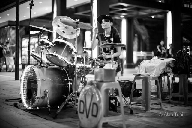 9.大光圈的淺景深加上黑白色調的運用，讓女孩在信義商圈表演的主題突顯出來。(圖片來源：Alan Dreamworks from Flickr)