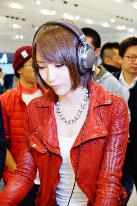 藍井艾露透過Sony Hi-Res MDR-1A耳機細細聆聽自己的作品。