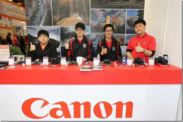 圖說二，旅展最特別的攤位即是相機品牌Canon，歡迎民眾前來免費體驗相機及帶走旅展加碼優惠
