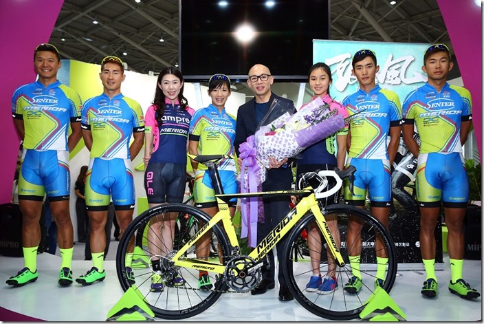 台灣自行車手挺美利達電影破風紀念車，亞錦四金紀錄自行車女將黃亭茵獻花樂翻林超賢