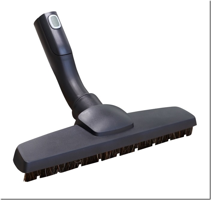 圖三：伊萊克斯推出台灣獨家「木質地板吸頭」，柔軟的馬鬃毛刷設計可保護地板不被刮傷，尤其推薦木質地板、大理石地板及和室房。（伊萊克斯提供） (1)