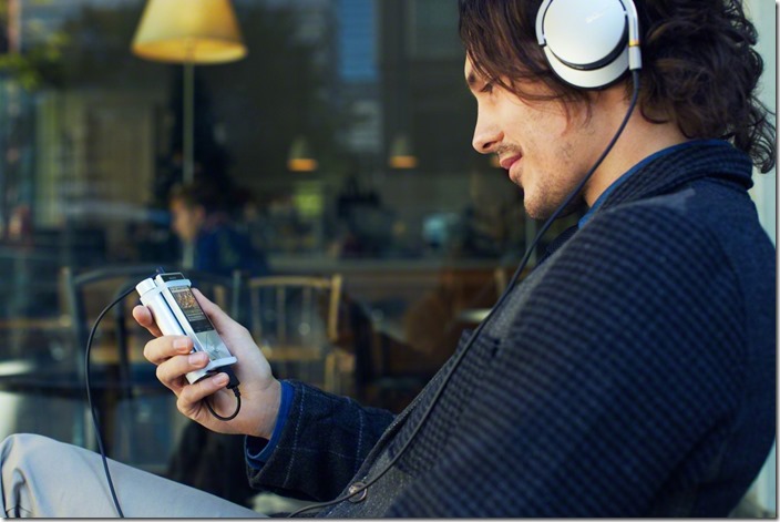 圖2)全新Sony PHA-1A極輕巧機身以鋁合金細緻打造，僅150g的重量加上隨附的橡膠皮環，提供搭配各式播放器俐落方便的選擇，好音樂一手掌握!!