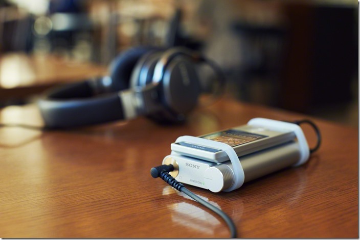 圖3)Sony PHA-1A隨身耳機擴大機不受限於地點，只要透過USB連接相容數位音樂裝置，即可加強原有音源，提供如同錄音室或演出現場等級的好聲音。