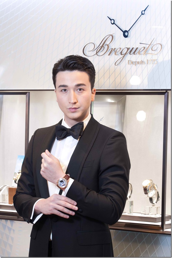 凱渥名模羅素佩戴Breguet寶璣 Classique世界時區腕錶。