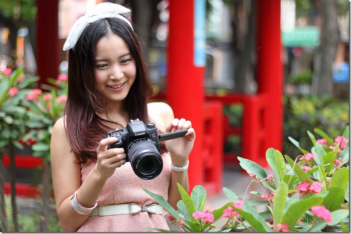 圖說二，EOS 760D及EOS 750D體積輕巧，新增WiFi、NFC無線分享及可翻轉觸控螢幕，隨時拍攝創意影像