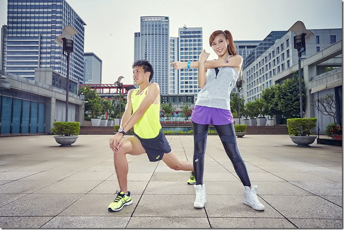 圖片四：Epson Runsense年度代言人─何盡平(左)，與Amis(右)分別配戴Runsense SF-810V與Pulsense PS-100T，攜手邀請大家一同掌握時尚健康生活。