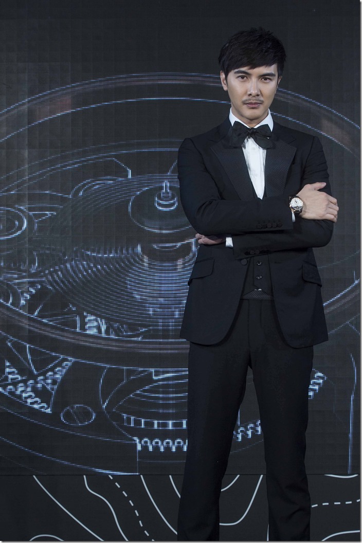 謝佳見身著Gucci黑色西裝、佩戴 Heritage Chronométrie傳承精密計時系列分鐘外置陀飛輪玫瑰金計時腕錶。