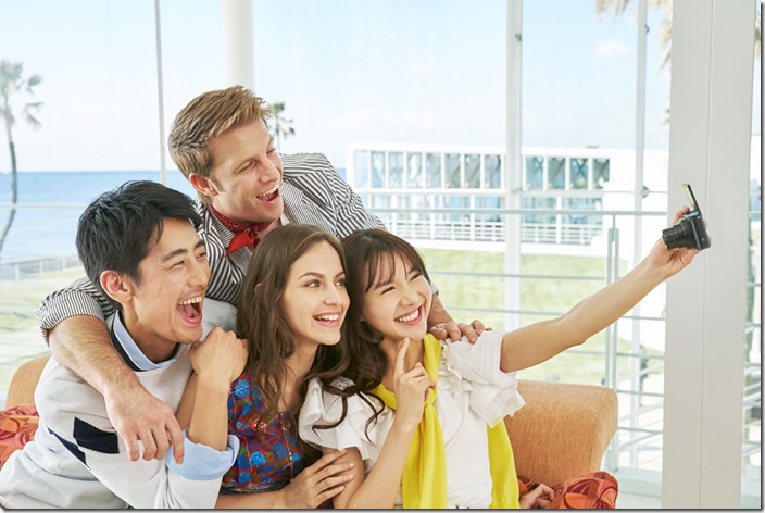 圖4：Sony【DSC-WX500】相機搭配可180°翻轉的高解析螢幕，不論個人或團體自拍都能輕鬆捕捉！