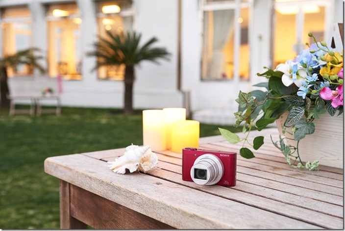 圖5：Sony【DSC-WX500】可透過內建的Wi-Fi或NFC，與手持行動裝置一觸即連、隨拍即傳，與親朋好友隨時分享歡樂片刻！